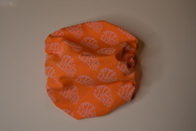 Snoods / Ørebeskytter ( Orange m tekst "Tread lightly" )