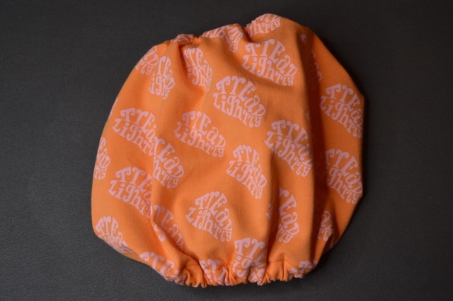 Snoods / Ørebeskytter ( Orange m tekst "Tread lightly" / hvalpestørrelse )